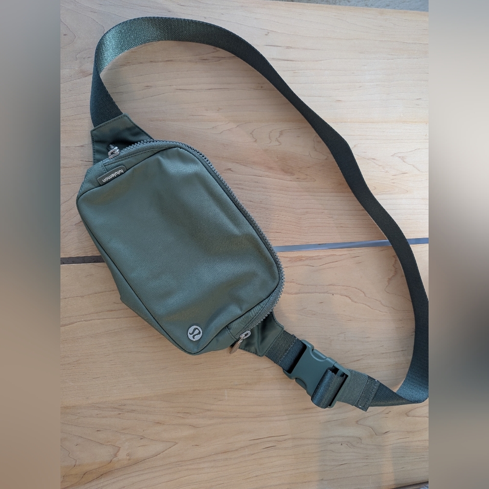Lululemon Everywhere Belt Bag 2 L Grey Sage